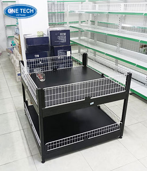 Giá kệ vuông siêu thị 2 tầng cập nhật mới nhất 2025 Kệ vuông siêu thị 2 tầng màu trắng, thiết kế chắc chắn, trưng bày sản phẩm gọn gàng tại cửa hàng tiện lợi