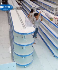 Kệ siêu thị bán nguyệt với kiểu dáng cong đặc trưng, phù hợp đặt giữa lối đi hoặc khu vực trung tâm trưng bày