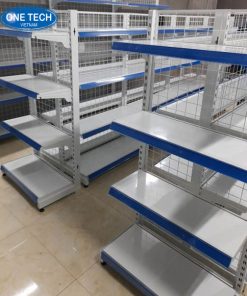Hình ảnh thể hiện kệ đơn siêu thị gồm 4 tầng chắc chắn, mặt lưng là khung lưới thép giúp dễ dàng móc treo sản phẩm