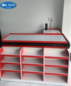 Bàn thu ngân kích thước 1m5, thiết kế tiện nghi, phù hợp với không gian kinh doanh nhỏ gọn