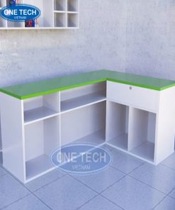 Quầy thu ngân gỗ kiểu dáng vuông, gam màu trung tính, phù hợp nội thất cửa hàng hiện đại