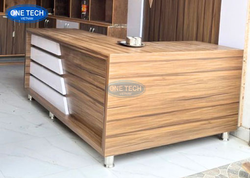 Bàn thu ngân gỗ thiết kế đẹp, bền bỉ, phù hợp mọi cửa hàng Bàn thu ngân gỗ màu nâu sang trọng, thiết kế chắc chắn, có ngăn kéo tiện lợi trong cửa hàng bán lẻ