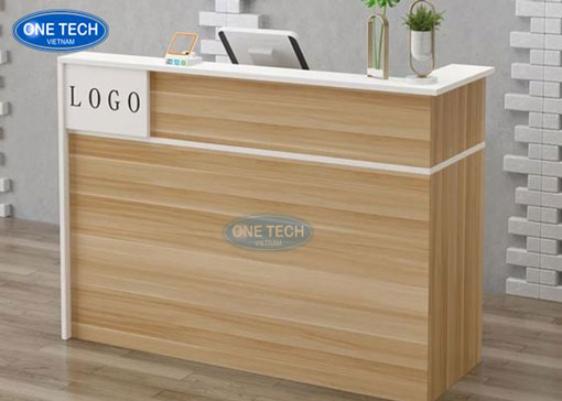 Ứng dụng bàn thu ngân gỗ trong cửa hàng và siêu thị hiện đại Bàn thu ngân gỗ đặt tại quầy thanh toán của cửa hàng tiện lợi, thiết kế sang trọng và tiện dụng