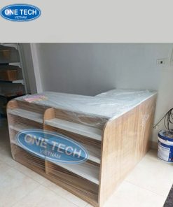 Mẫu bàn thu ngân gỗ công nghiệp phủ mặt đá, kiểu dáng thanh lịch, tích hợp kệ trưng bày phía trước