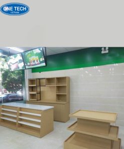 Bàn thu ngân mẫu 1 làm từ gỗ công nghiệp, mặt đá nhẵn bóng, tích hợp kệ trưng bày tiện dụng