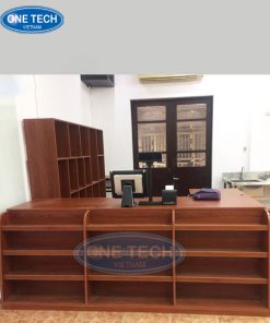 Mẫu bàn thu ngân phối gỗ và mặt đá, thiết kế liền mạch, mang lại sự gọn gàng cho không gian bán hàng