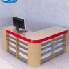 Quầy thu ngân thiết kế bằng gỗ công nghiệp, mặt kính trong suốt, hiện đại và tiện dụng