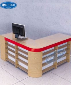 Quầy thu ngân thiết kế bằng gỗ công nghiệp, mặt kính trong suốt, hiện đại và tiện dụng