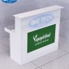 Bàn thu ngân Vinanutrifood màu trắng đỏ, thiết kế có bàn chính và bàn phụ, phù hợp cho quầy thanh toán siêu thị