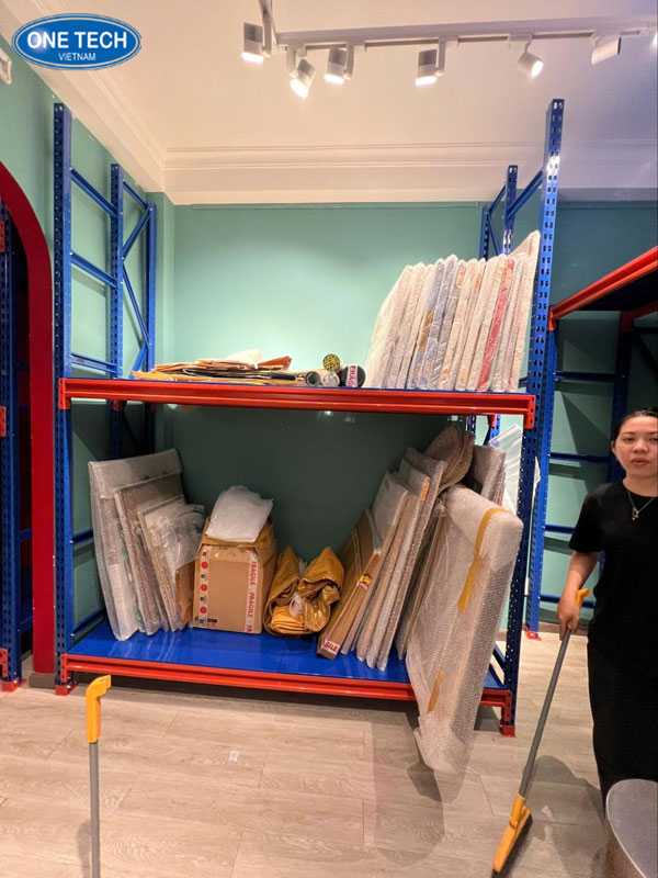 Kệ trung tải 2 tầng khung thép, chịu lực tốt, dùng trong hệ thống kho lưu trữ