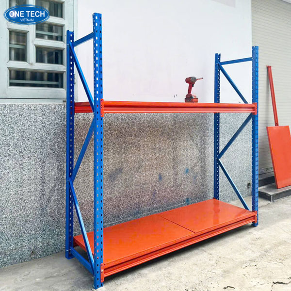 Kệ thép trung tải 2 tầng màu ghi, kết cấu lắp ráp sử dụng trong nhà kho tiêu chuẩn