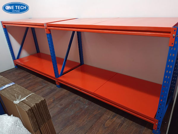 Kệ kho trung tải 2 tầng bằng thép sơn tĩnh điện, lắp đặt trong kho lưu trữ hàng hóa sản xuất