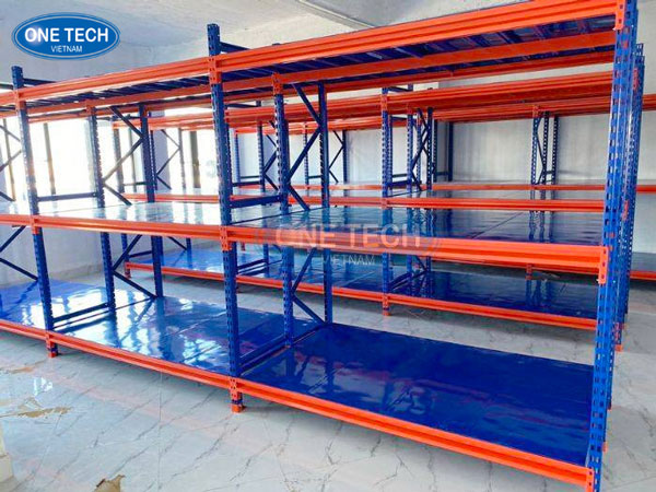 Ảnh mô tả chi tiết các bộ phận cấu tạo của kệ trung tải 3 tầng gồm 6 chân trụ, sử dụng trong kho hàng