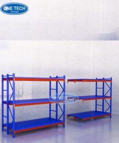 Kệ kho hàng trung tải ba tầng, mỗi bên có ba chân trụ, phù hợp kho công nghiệp