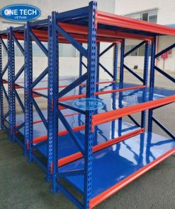 Kệ thép trung tải 3 tầng chịu lực vừa, phù hợp lưu trữ hàng hóa trong kho xưởng nhỏ