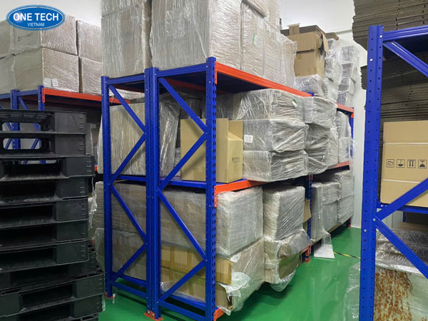 Kệ trung tải 3 tầng sơn tĩnh điện màu xám, tải trọng trung bình, phù hợp kho hàng vừa và nhỏ