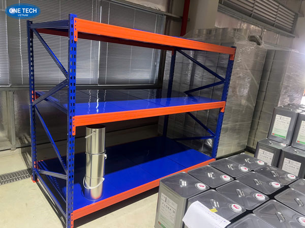 Kệ trung tải 3 tầng thương hiệu One Tech với thiết kế chắc chắn, chịu tải tốt, phù hợp cho kho hàng và cửa tiệm