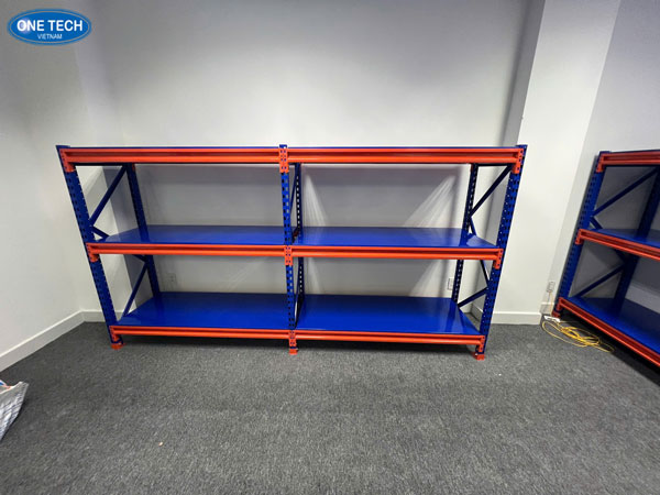 Sơ đồ cấu tạo kệ trung tải 3 tầng gồm chân trụ, beam, mâm tầng, thanh giằng chéo và khung chân