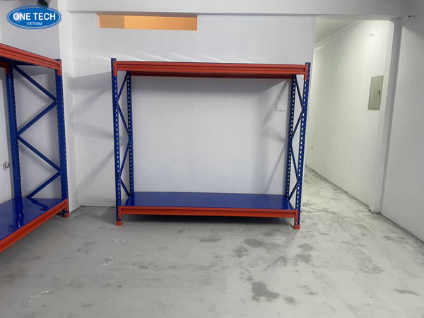 Kệ trung tải 2 tầng màu xám trưng bày trong kho hàng của One Tech – lựa chọn uy tín cho khách hàng