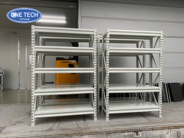 Hình ảnh kệ trung tải 5 tầng chịu lực 700kg, khung thép sơn tĩnh điện, sàn tôn bền bỉ, dùng trong kho hàng công nghiệp
