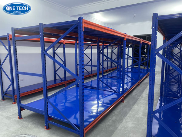 Kệ trung tải 2 tầng màu xanh, khung thép chắc chắn, dùng trong kho chứa hàng