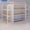 Kệ gỗ khung sắt đôi với lưng tôn đục lỗ, thiết kế chắc chắn, phù hợp trưng bày sản phẩm đa dạng.
