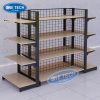 Kệ gỗ khung sắt đôi với mặt lưng lưới, thiết kế bền chắc, phù hợp trưng bày sản phẩm trong cửa hàng và showroom.