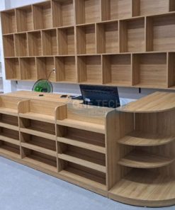 Bàn thu ngân bằng gỗ công nghiệp lắp đặt tại khu vực thanh toán của cửa hàng tiện lợi