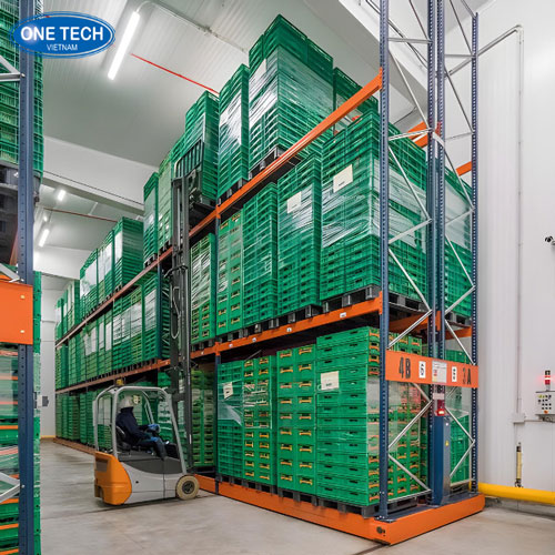 Kệ di động bằng sắt sơn tĩnh điện, thiết kế ray trượt giúp di chuyển dễ dàng trong kho chứa hàng
