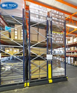 Kệ di động có khả năng đóng mở lối đi, giúp tăng mật độ chứa hàng trong kho công nghiệp