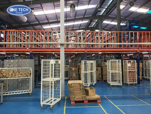 Công nhân đóng gói hàng hóa tại khu vực sử dụng kệ sàn Mezzanine đa năng trong kho