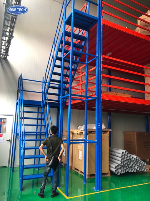 Khu vực bảo dưỡng và sửa chữa máy móc hiện đại, sạch sẽ, đầy đủ thiết bị kỹ thuật