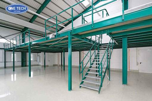 Kệ sàn Mezzanine được lắp đặt trong nhà kho với kết cấu chắc chắn và diện tích tối ưu