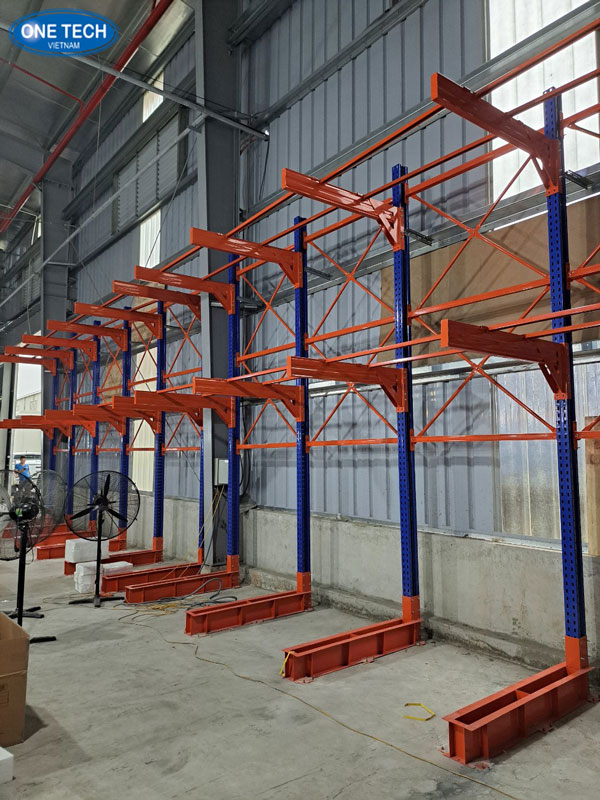 Lắp kệ tay đỡ tải nặng giúp tối ưu hóa quy trình sắp xếp hàng hóa