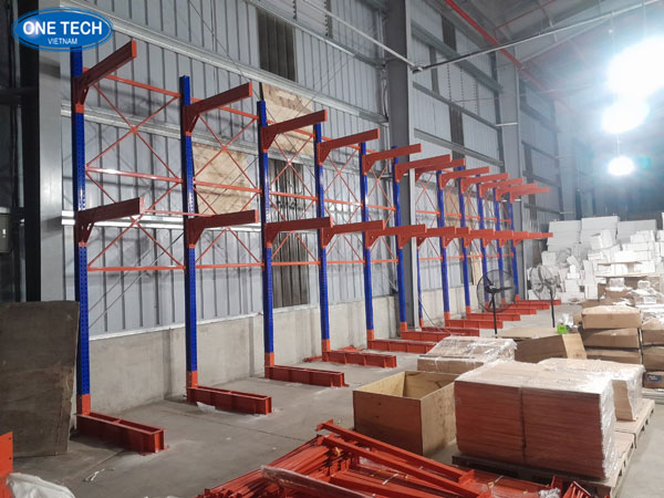 Hình ảnh kệ tay đỡ chắc chắn giúp sắp xếp thiết bị dài, nặng một cách hiệu quả
