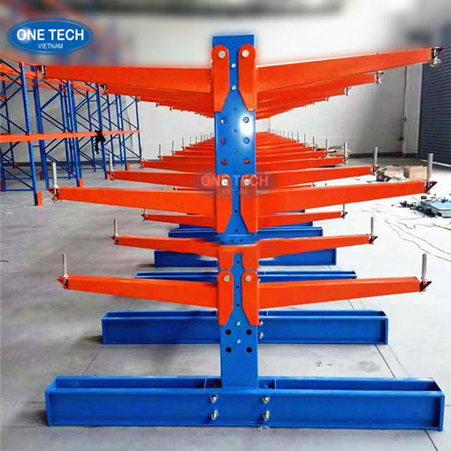 Cận cảnh lắp kệ tay đỡ cho kho chứa vật liệu công nghiệp