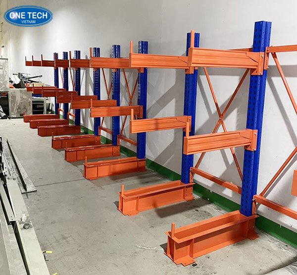 Kệ tay đỡ được lắp đặt hoàn thiện tại khu vực lưu trữ nguyên vật liệu