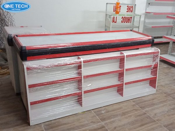 Mẫu bàn thu ngân siêu thị 1.8m kèm bộ kệ bày hàng mini