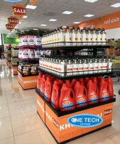 Kệ được đặt dọc lối đi trong siêu thị