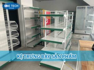 Kệ trưng bày sản phẩm hiện đại, thiết kế chắc chắn giúp sắp xếp hàng hóa gọn gàng và thu hút khách hàng.