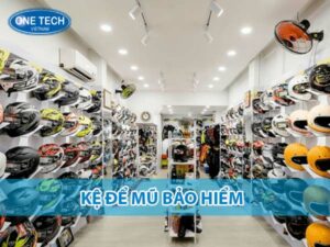 Kệ để mũ bảo hiểm giúp sắp xếp mũ khoa học, tránh trầy xước, phù hợp cho gia đình và cửa hàng.