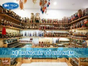 Kệ trưng bày đồ lưu niệm thiết kế hiện đại, giúp tối ưu không gian và tăng tính thẩm mỹ cho cửa hàng.