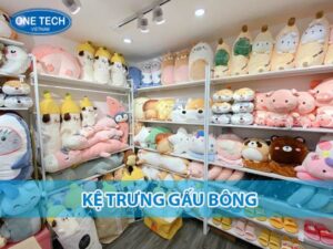 Kệ trưng bày gấu bông nhiều tầng, giúp sắp xếp gấu bông gọn gàng và thu hút khách hàng.