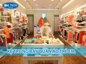 Kệ trưng bày quần áo trẻ em thiết kế hiện đại, giúp sắp xếp sản phẩm gọn gàng, thu hút khách hàng.