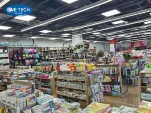 Kệ trưng bày văn phòng phẩm giúp sắp xếp gọn gàng, tối ưu không gian cửa hàng và thu hút khách hàng.