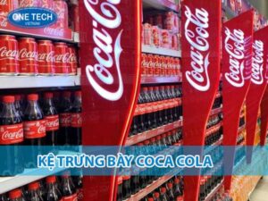 Kệ trưng bày Coca-Cola thiết kế bắt mắt, giúp sản phẩm nổi bật và thu hút khách hàng.