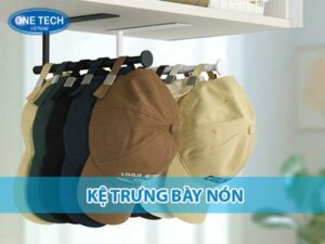 Kệ trưng bày mũ với thiết kế chắc chắn, giúp sắp xếp gọn gàng và thu hút khách hàng.