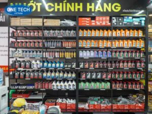 Kệ trưng bày nhớt nhiều tầng, thiết kế chắc chắn, giúp sắp xếp các chai nhớt gọn gàng và thu hút khách hàng.
