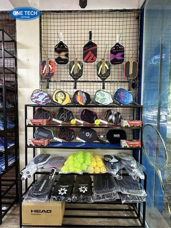 Kệ trưng bày vợt pickleball chắc chắn, thiết kế sang trọng, phù hợp cho cửa hàng và showroom thể thao.