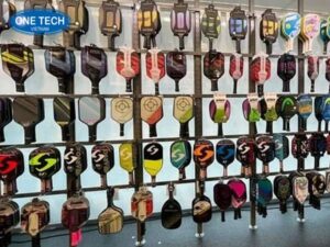 Kệ trưng bày vợt pickleball bằng kim loại chắc chắn, thiết kế gọn gàng, giúp sắp xếp vợt chuyên nghiệp trong cửa hàng thể thao.